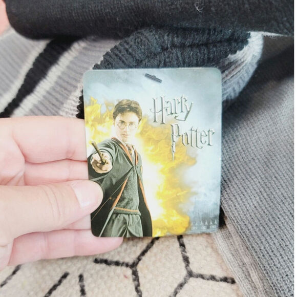 HARRY POTTER HOGWARTS CREST KNIT BEANIE & SCARF COMBO, YOUTH SET - Picture 5 of 11